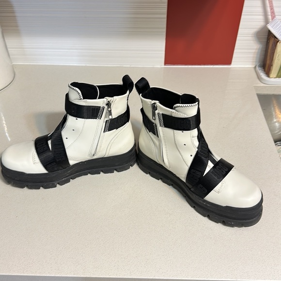 UGG Genuine Leather Sid Boot in Jasmine Side Zippers Lug Sole Sz 8 - Picture 3 of 4